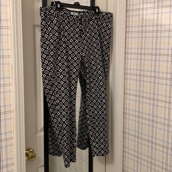 Old Navy Pants - Old Navy Diva stretch slim ankle pants B/W